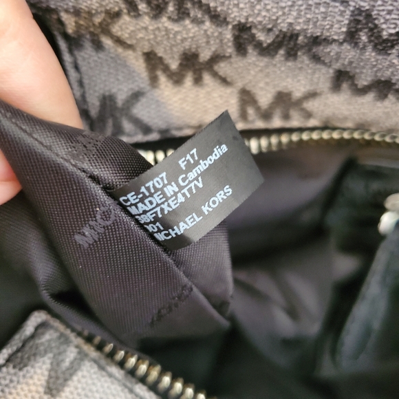 Michael Kors Emry Logo Signature - Picture 10 of 13